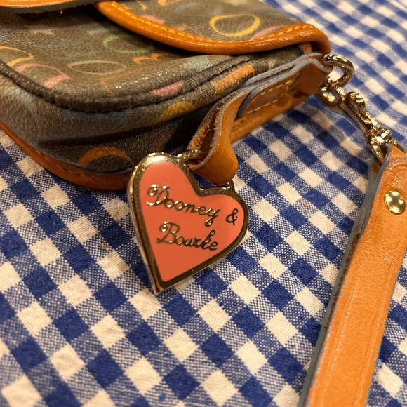 Dooney & Bourke wristlet wallet in perfect condition! - Picture 3 of 9